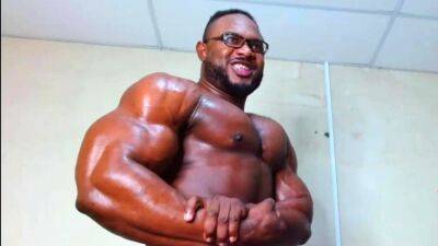 Nude bodybuilder live sex on CruisingcamsCom - drtuber