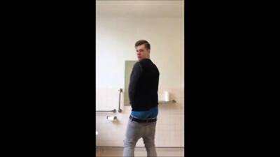 Boy sagging and cum at university - drtuber