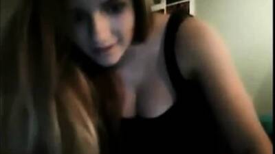 esta joven se calienta y se masturba por webcam - nvdvid.com