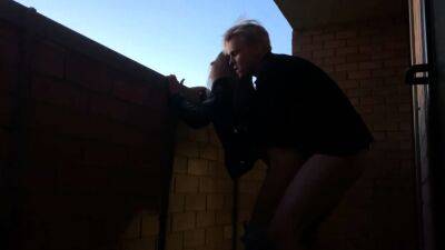 Couple amateur pipe et sexe sur le balcon - drtuber